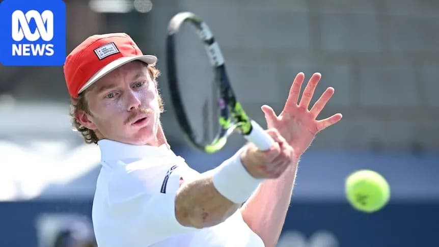 Joueur de tennis frappant une balle au service Joueur de tennis frappant une balle au service