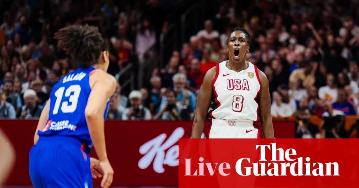 Joueuse américaine célébrant pendant un match de basket Joueuse américaine célébrant pendant un match de basket