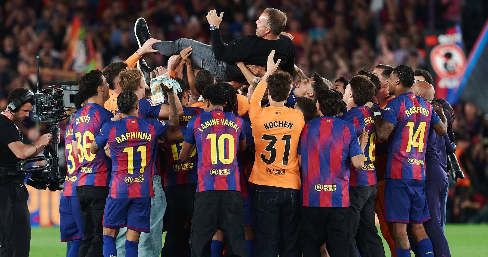 Joueurs du FC Barcelone soulevant leur entraîneur en fête Joueurs du FC Barcelone soulevant leur entraîneur en fête