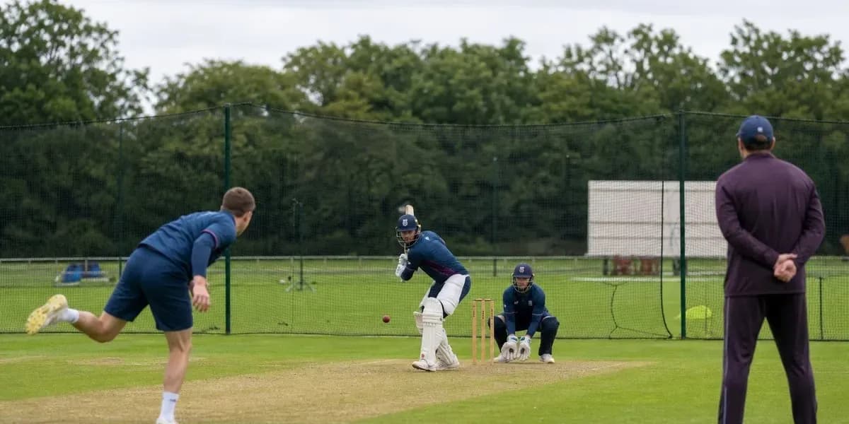 Joueur de cricket frappant une balle lors d'un entraînement Joueur de cricket frappant une balle lors d'un entraînement