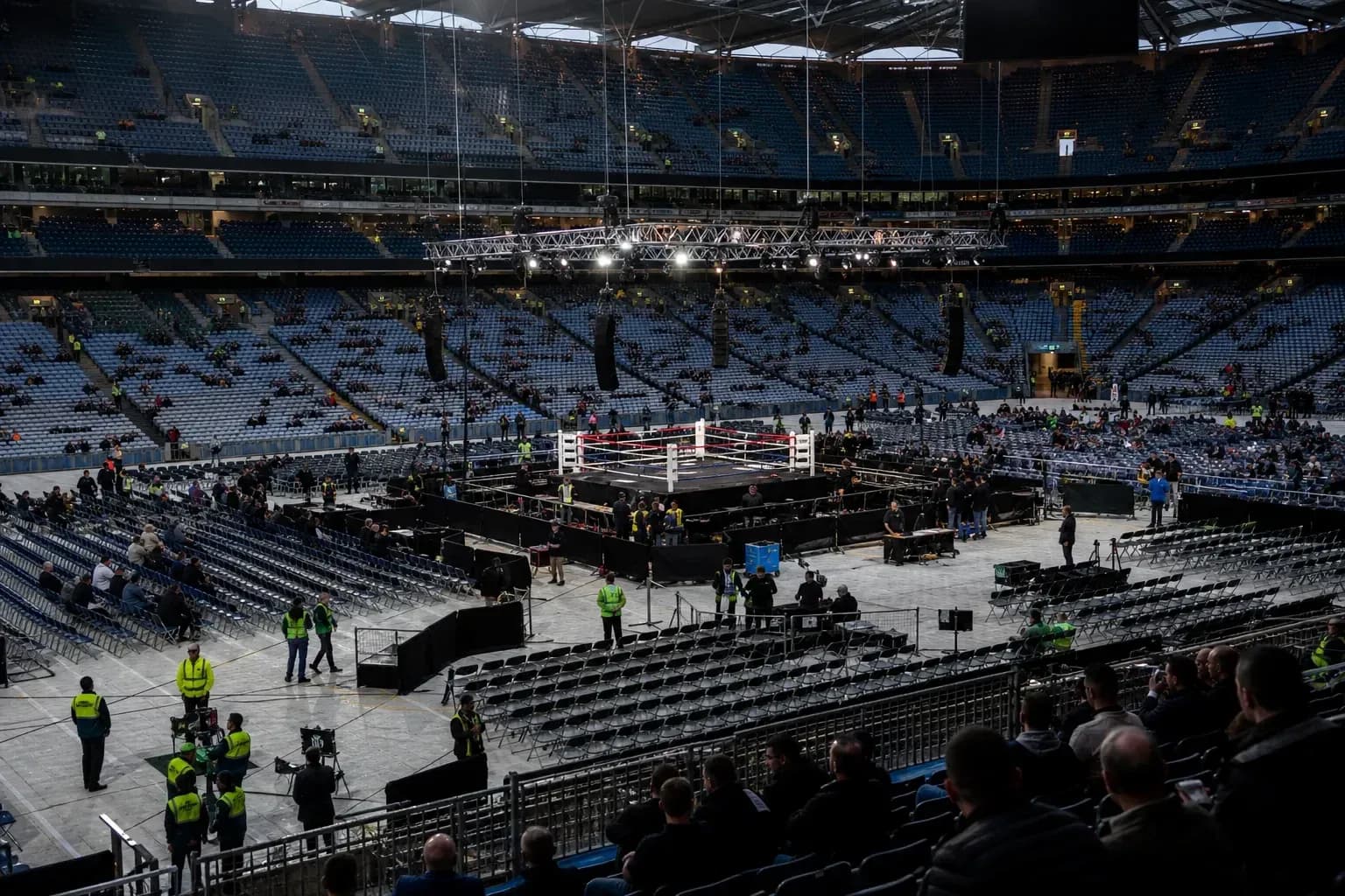 Ring de boxe préparé dans un stade presque vide Ring de boxe préparé dans un stade presque vide