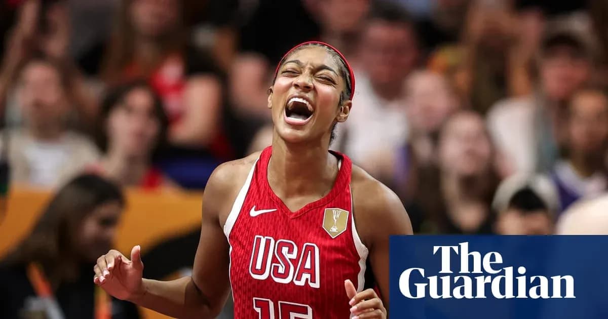Joueuse de l'équipe USA célébrant sur le terrain Joueuse de l'équipe USA célébrant sur le terrain