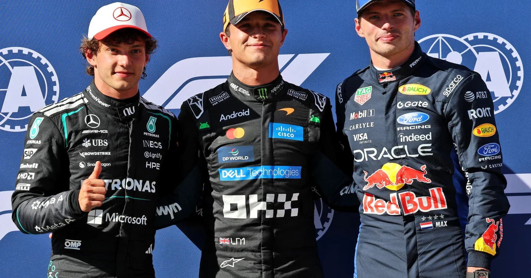 Trois pilotes de F1 posant sur le podium Trois pilotes de F1 posant sur le podium