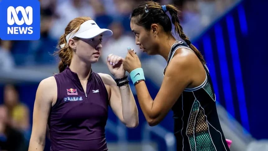 Joueuses discutant pendant un match de tennis Joueuses discutant pendant un match de tennis