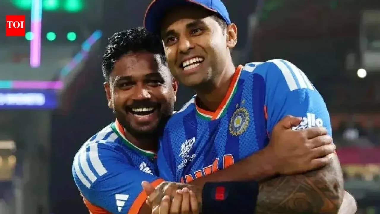 Deux joueurs de cricket célébrant ensemble sur le terrain Deux joueurs de cricket célébrant ensemble sur le terrain