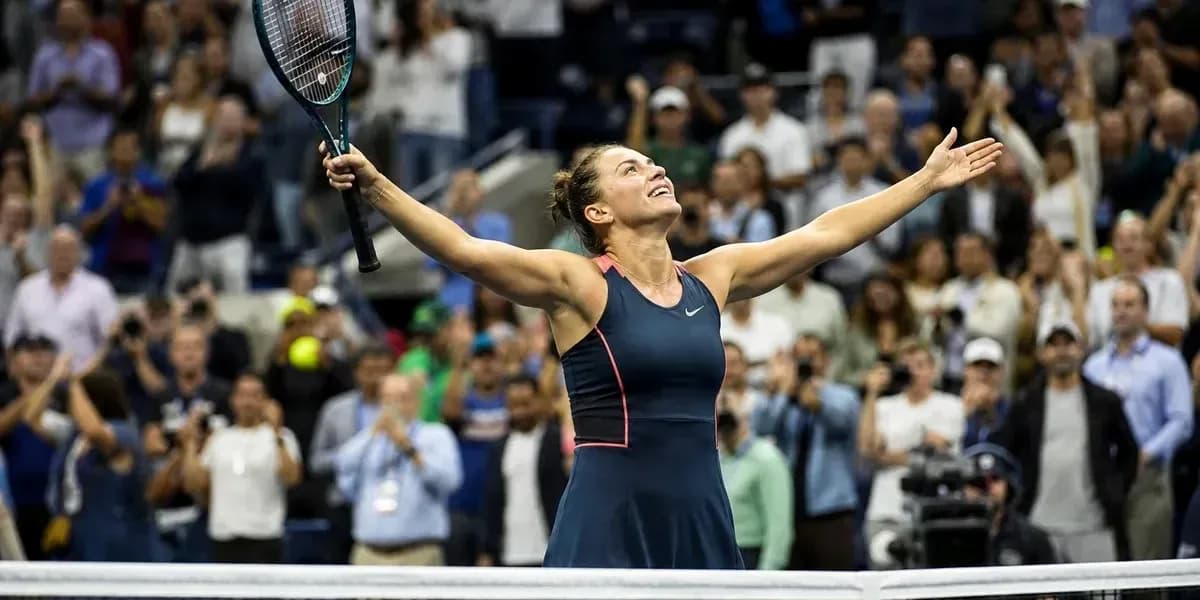 Joueuse de tennis célébrant sa victoire devant le public Joueuse de tennis célébrant sa victoire devant le public