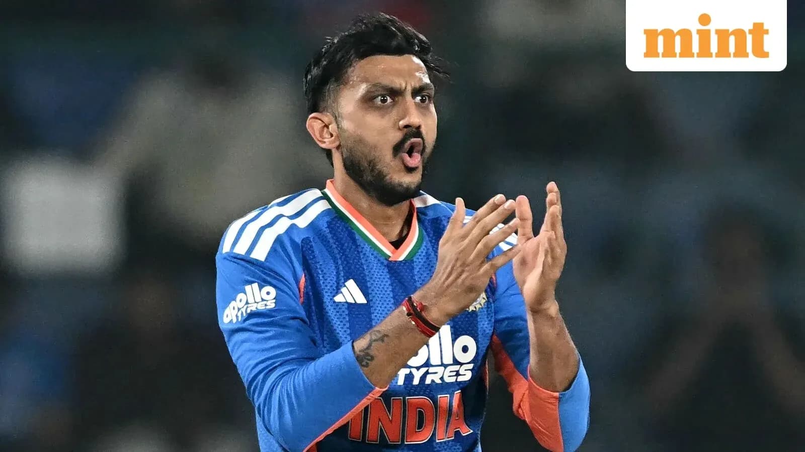 Joueur indien applaudissant pendant un match de cricket Joueur indien applaudissant pendant un match de cricket