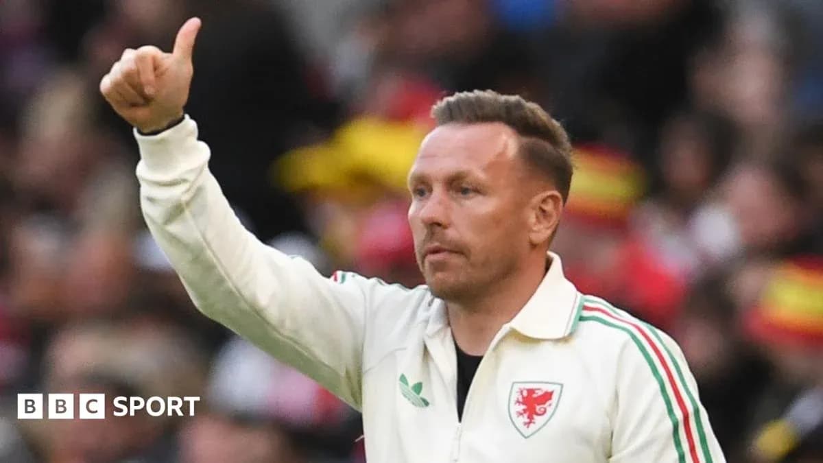 Entraîneur faisant un geste de soutien lors du match Entraîneur faisant un geste de soutien lors du match