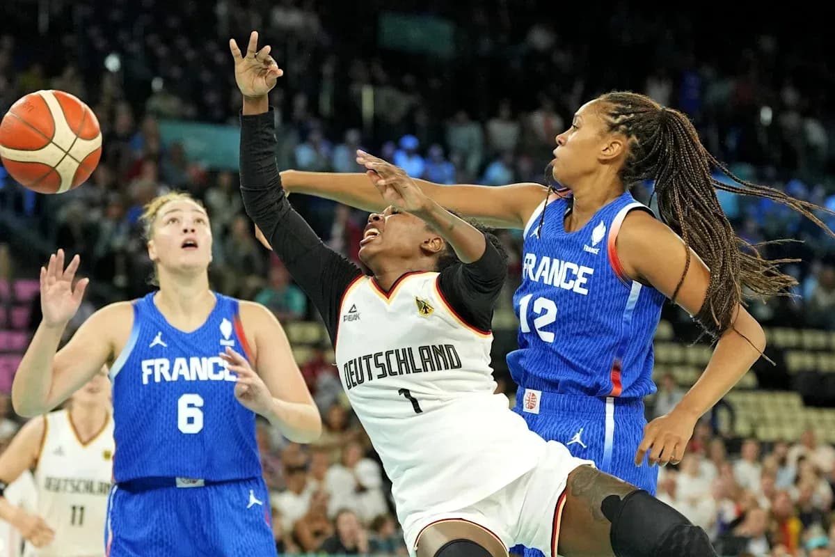 Joueuses de France et d'Allemagne en action au basket Joueuses de France et d'Allemagne en action au basket