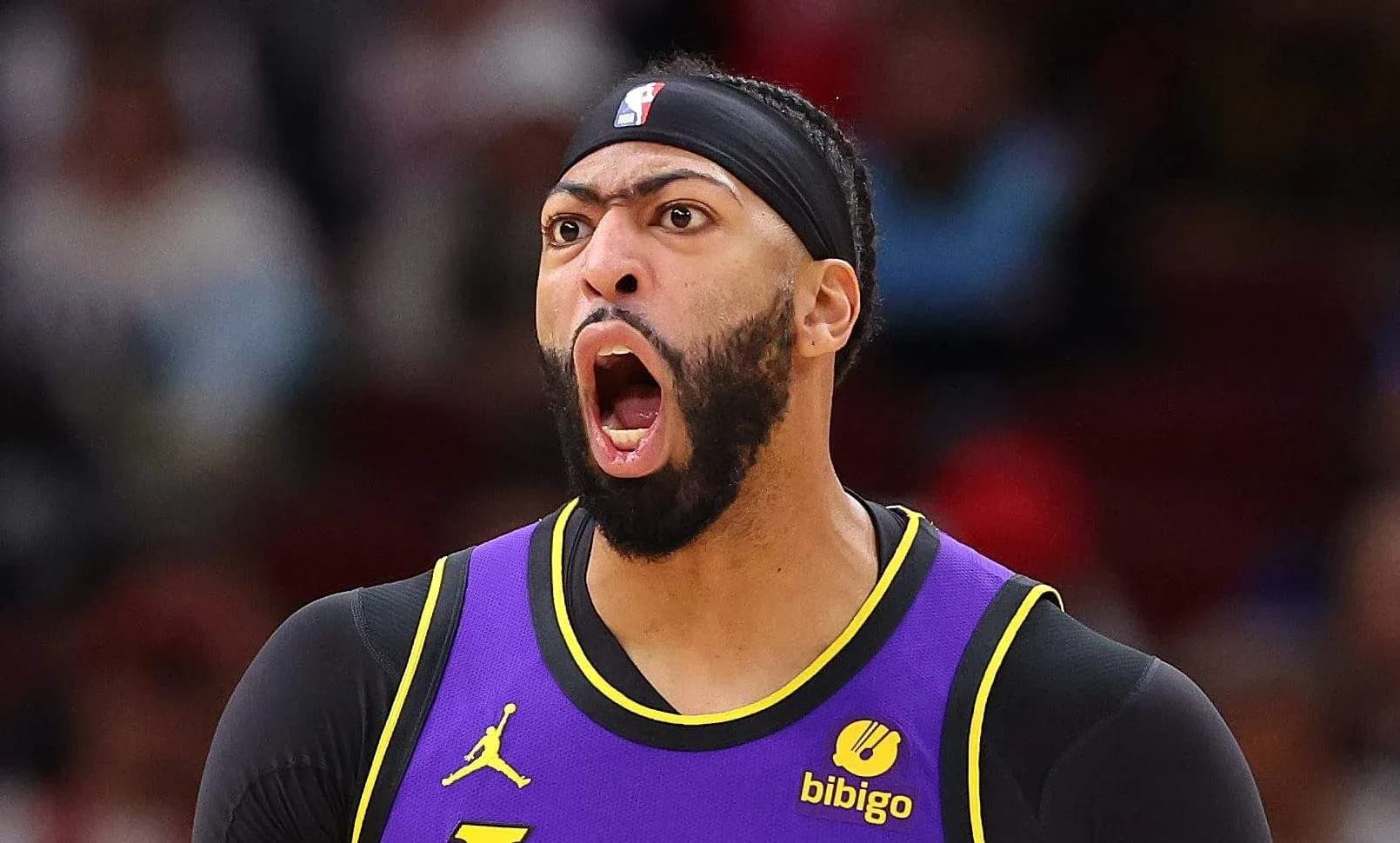 Joueur en maillot des Lakers exprimant de l'énergie Joueur en maillot des Lakers exprimant de l'énergie