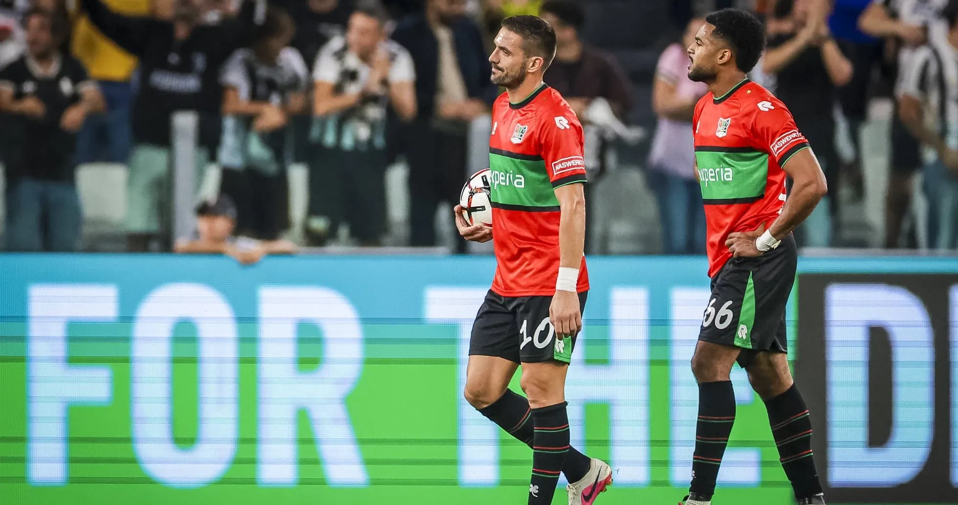 Deux joueurs marchant sur le terrain après le match Deux joueurs marchant sur le terrain après le match
