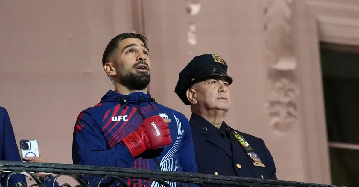 Un combattant de l'UFC chantant avec un policier Un combattant de l'UFC chantant avec un policier