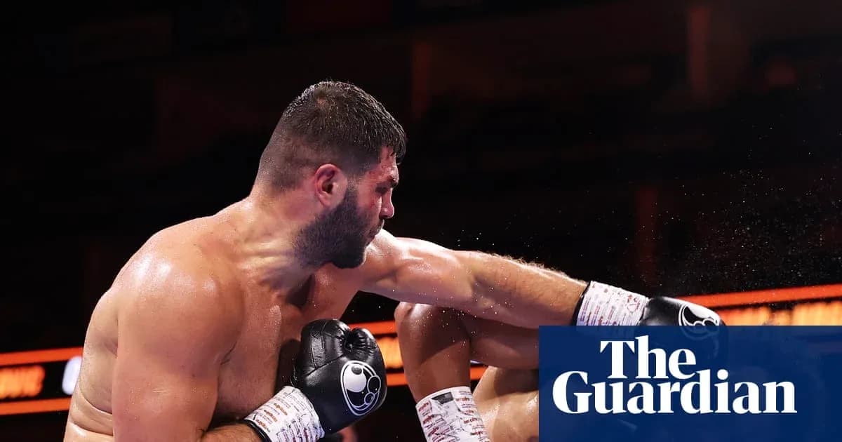 Boxeur esquivant un coup pendant un match Boxeur esquivant un coup pendant un match