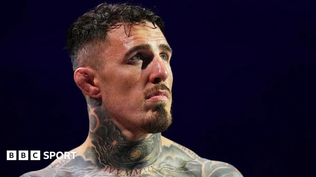 Boxeur avec des tatouages, regardant au loin Boxeur avec des tatouages, regardant au loin