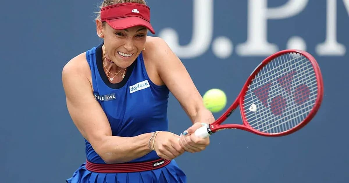 Joueuse de tennis frappant une balle sur le court Joueuse de tennis frappant une balle sur le court