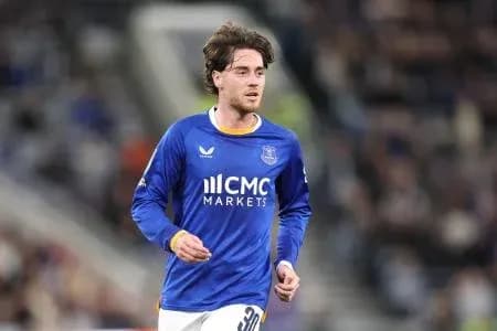 Joueur en action sur le terrain de football Joueur en action sur le terrain de football