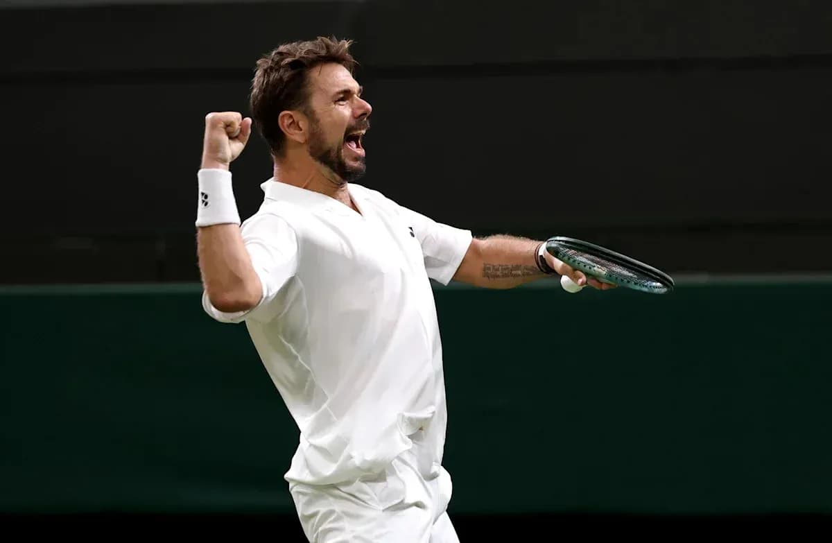 Joueur de tennis célébrant avec sa raquette sur le court Joueur de tennis célébrant avec sa raquette sur le court