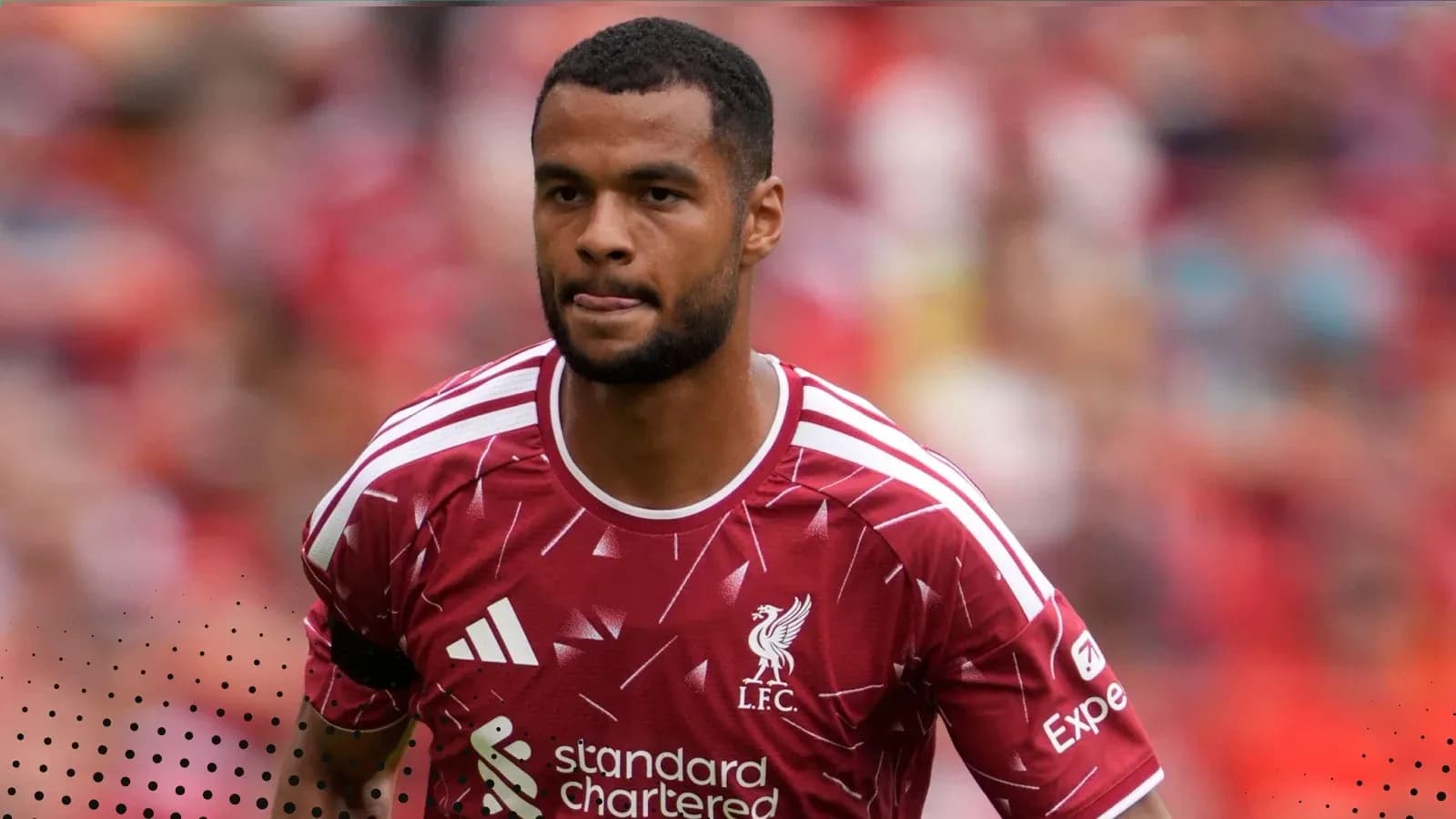 Joueur de Liverpool en maillot rouge sur le terrain Joueur de Liverpool en maillot rouge sur le terrain