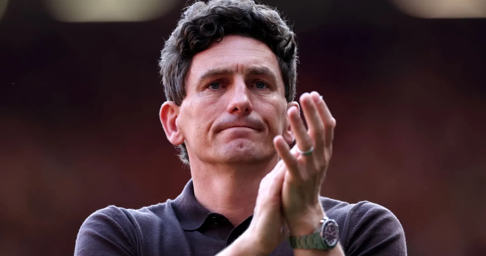 Entraîneur applaudissant sur le terrain après un match Entraîneur applaudissant sur le terrain après un match