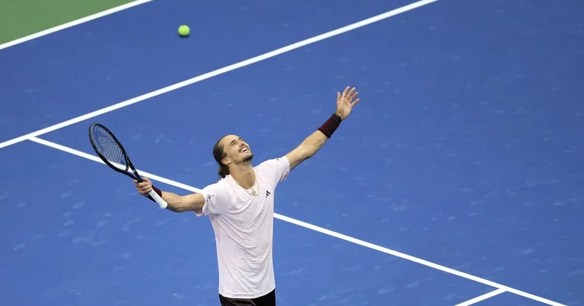 Joueur de tennis célébrant sur le court bleu Joueur de tennis célébrant sur le court bleu
