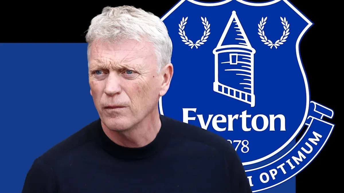 Entraîneur devant le logo d'Everton Entraîneur devant le logo d'Everton