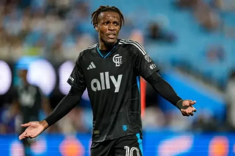 Joueur de CF Montréal en uniforme noir sur le terrain Joueur de CF Montréal en uniforme noir sur le terrain