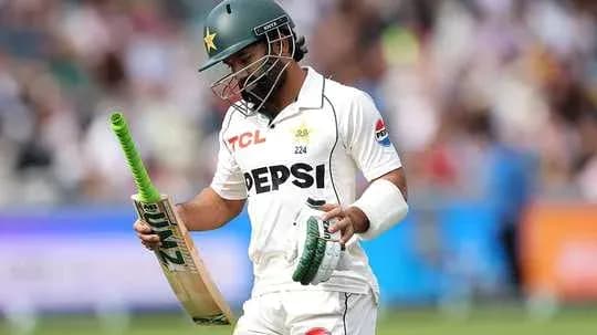 Joueur de cricket pakistanais quittant le terrain Joueur de cricket pakistanais quittant le terrain