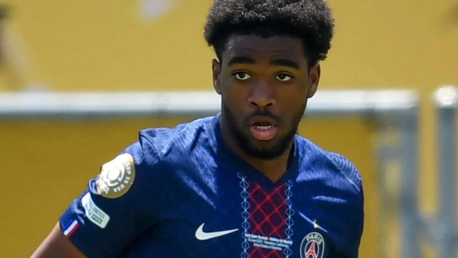 Joueur de PSG en action sur le terrain Joueur de PSG en action sur le terrain