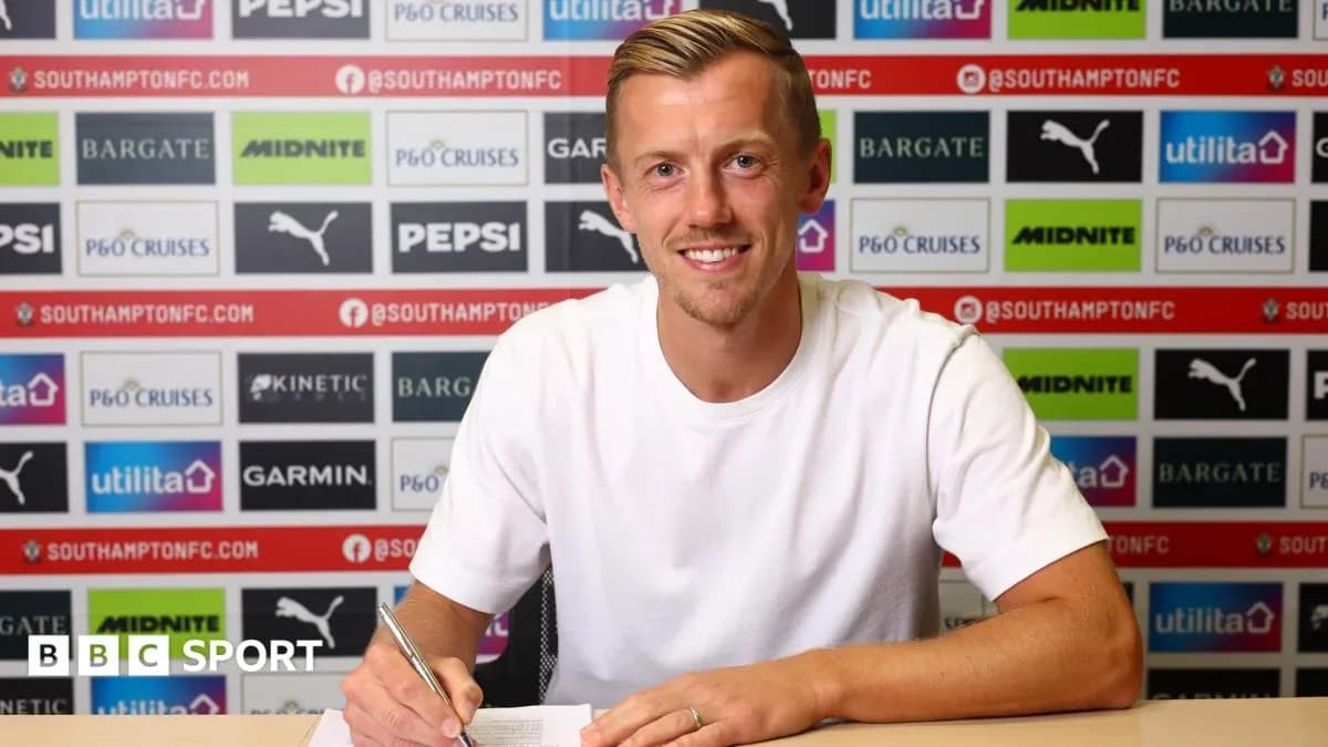 Joueur signant un contrat devant des panneaux sponsorisés Joueur signant un contrat devant des panneaux sponsorisés