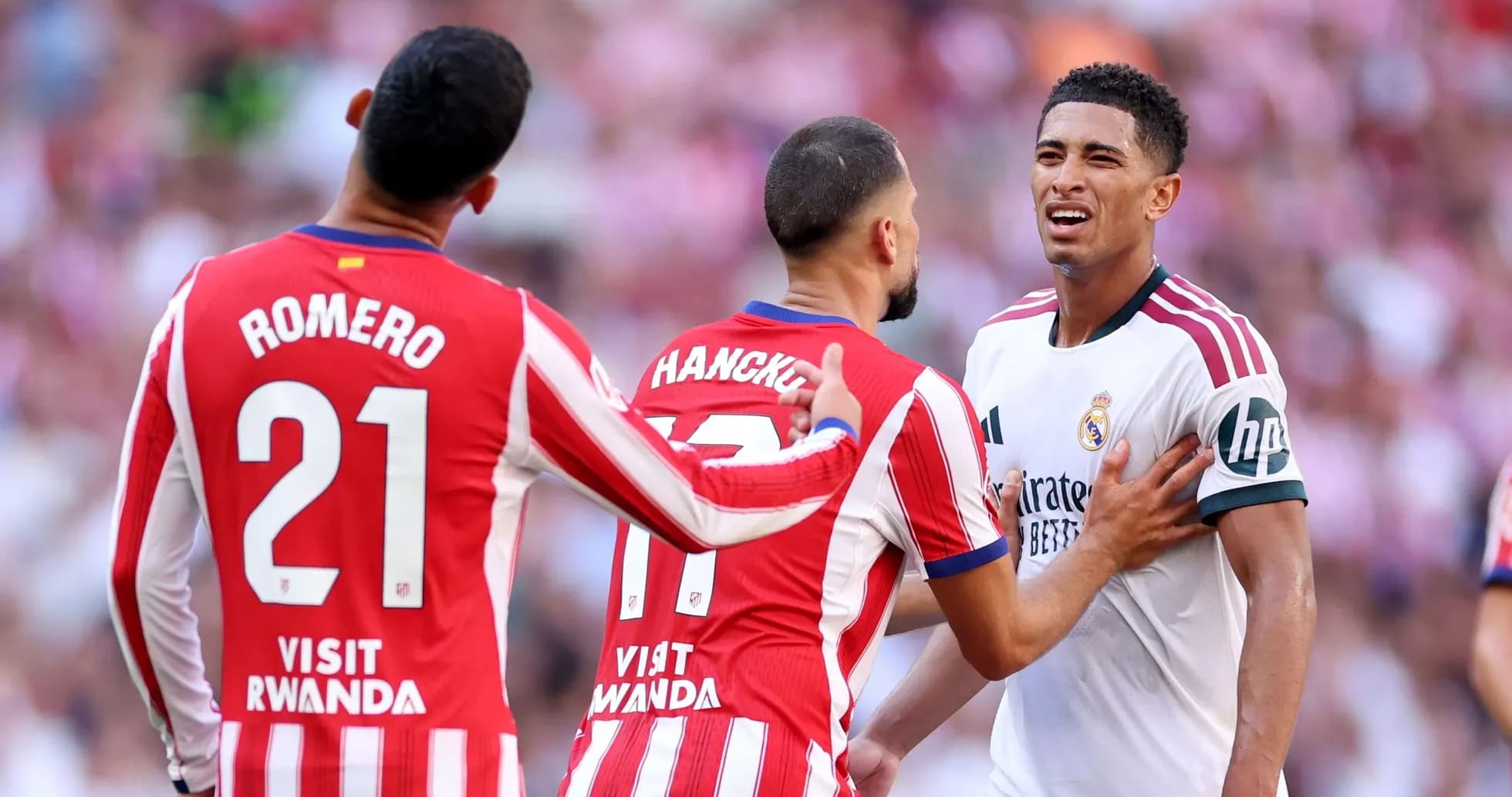 Joueurs d'Atletico Madrid discutant avec un joueur du Real Madrid Joueurs d'Atletico Madrid discutant avec un joueur du Real Madrid