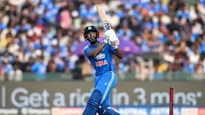 Batteur indien frappant la balle dans un match Batteur indien frappant la balle dans un match
