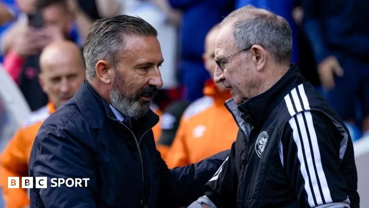 Deux entraîneurs se serrant la main avant le match Deux entraîneurs se serrant la main avant le match