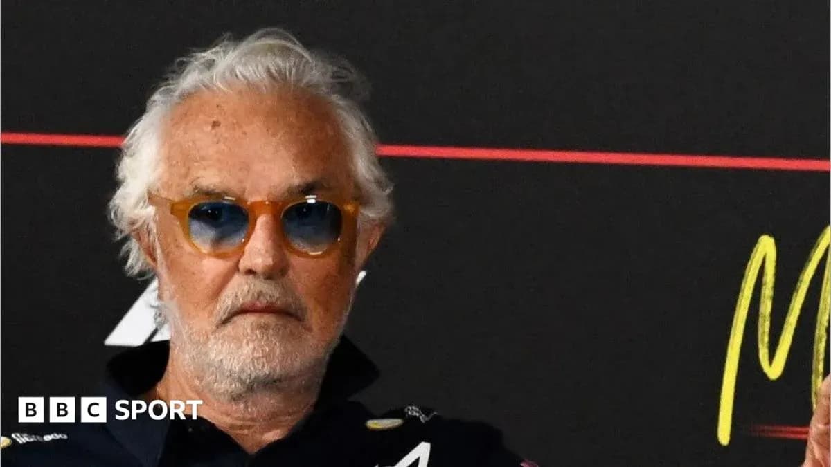 Person avec des lunettes de soleil lors d'une conférence Person avec des lunettes de soleil lors d'une conférence