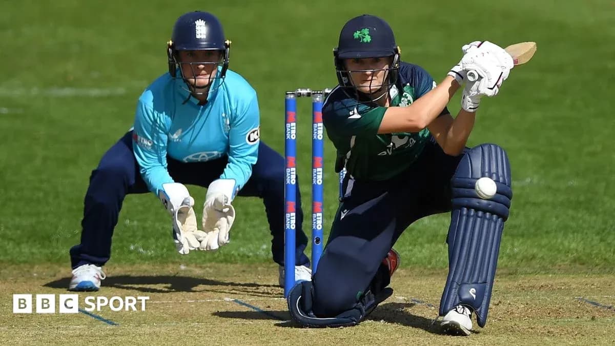 Batting player facing delivery with wicketkeeper behind Batting player facing delivery with wicketkeeper behind