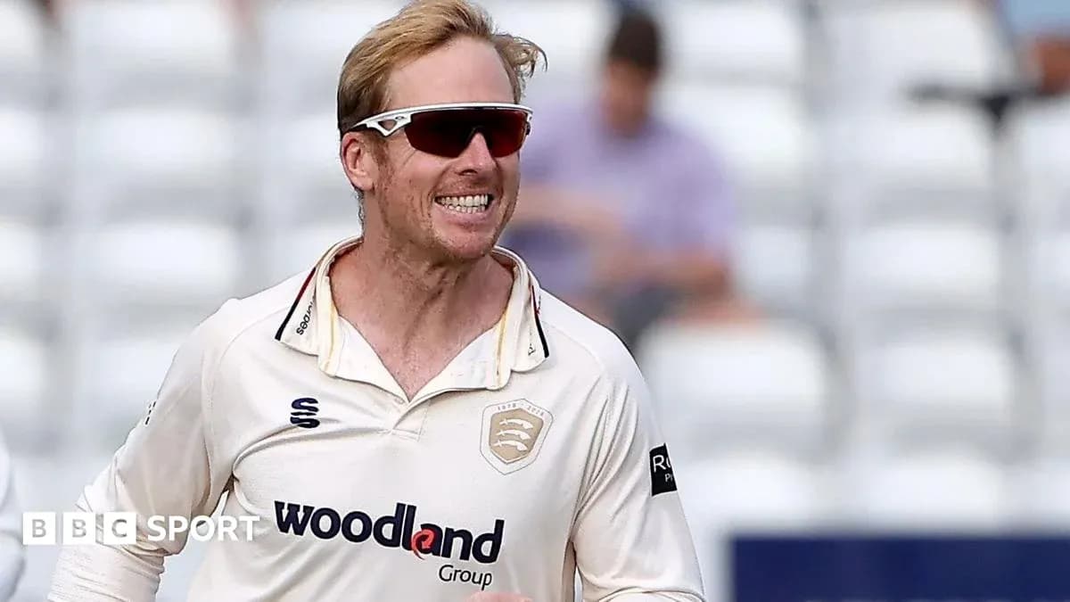 Joueur de cricket souriant sur le terrain Joueur de cricket souriant sur le terrain