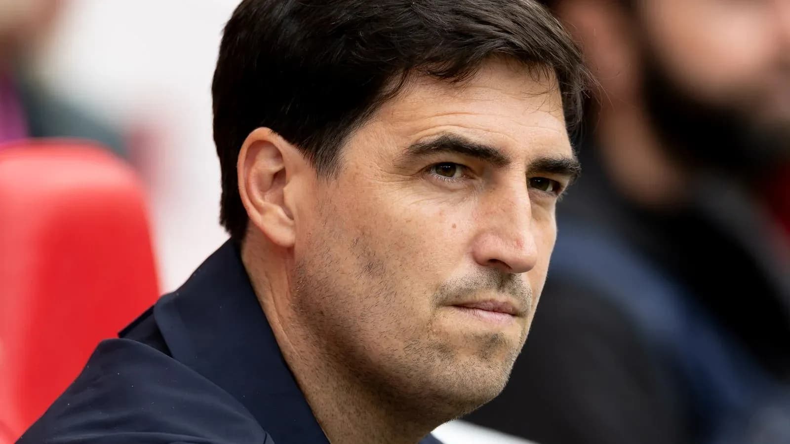 Entraîneur observant le match depuis le banc Entraîneur observant le match depuis le banc