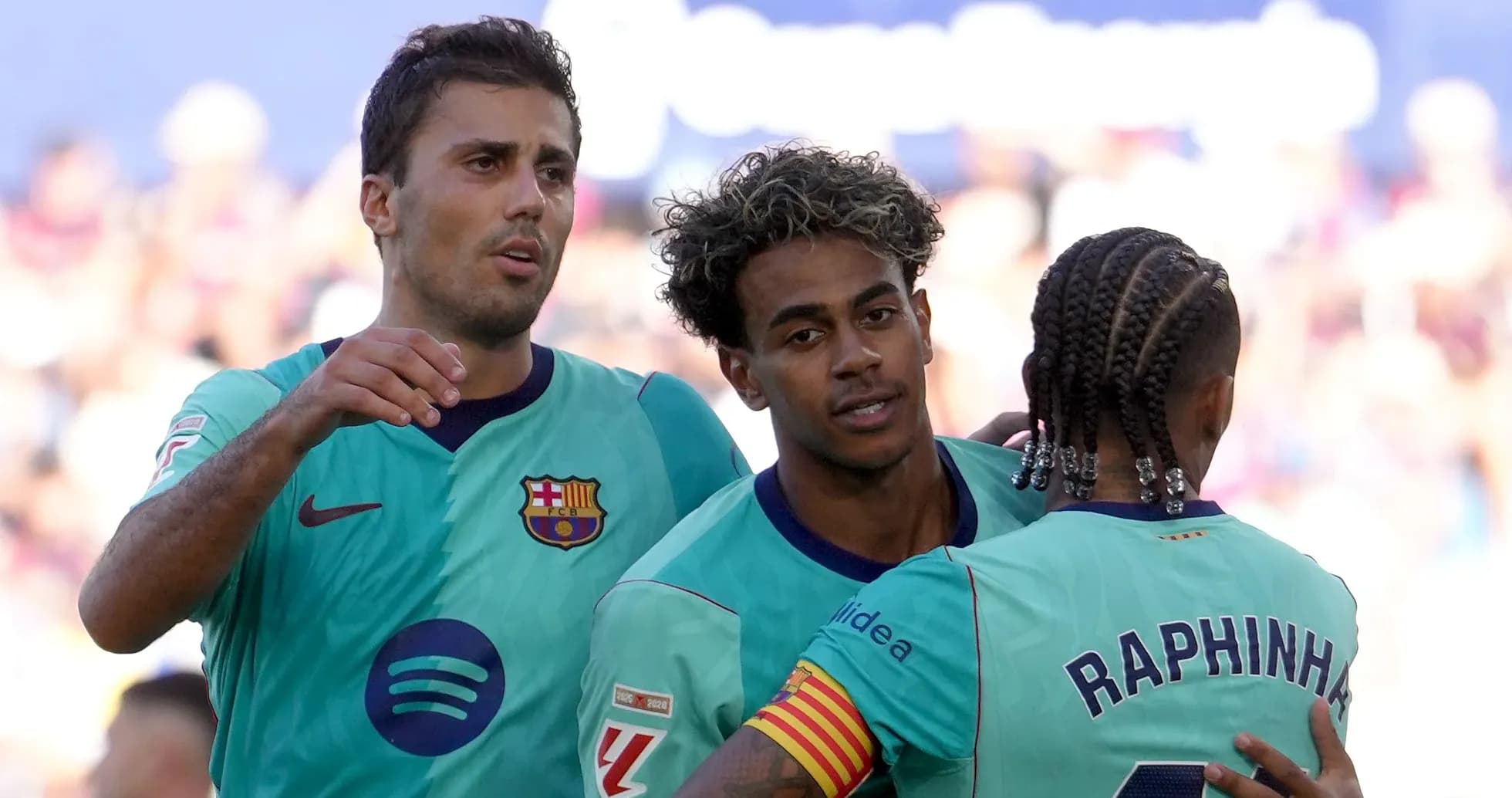 Joueurs du FC Barcelone célébrant un but ensemble Joueurs du FC Barcelone célébrant un but ensemble