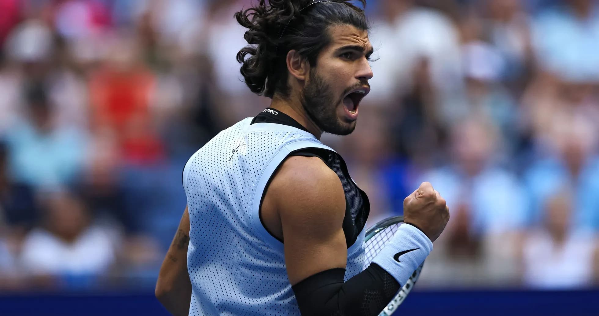 Joueur de tennis célébrant un point au US Open Joueur de tennis célébrant un point au US Open