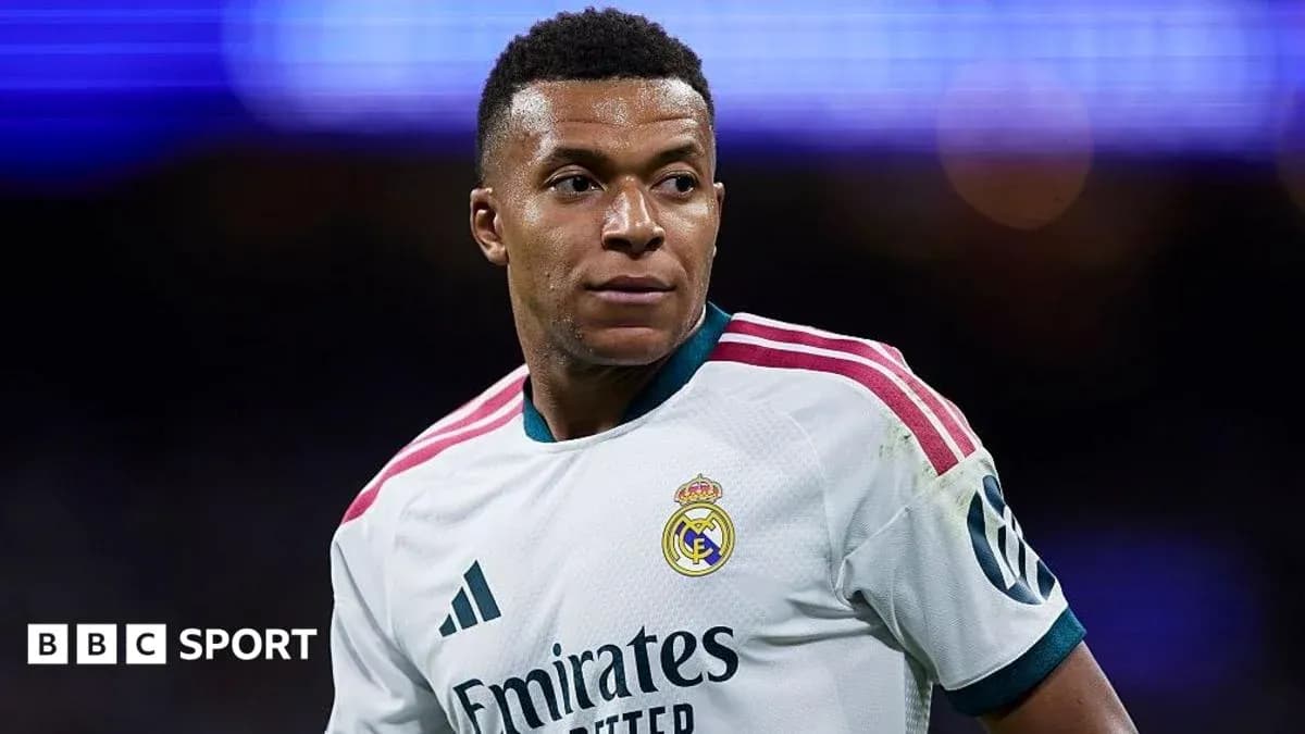 Joueur de football portant un maillot du Real Madrid Joueur de football portant un maillot du Real Madrid