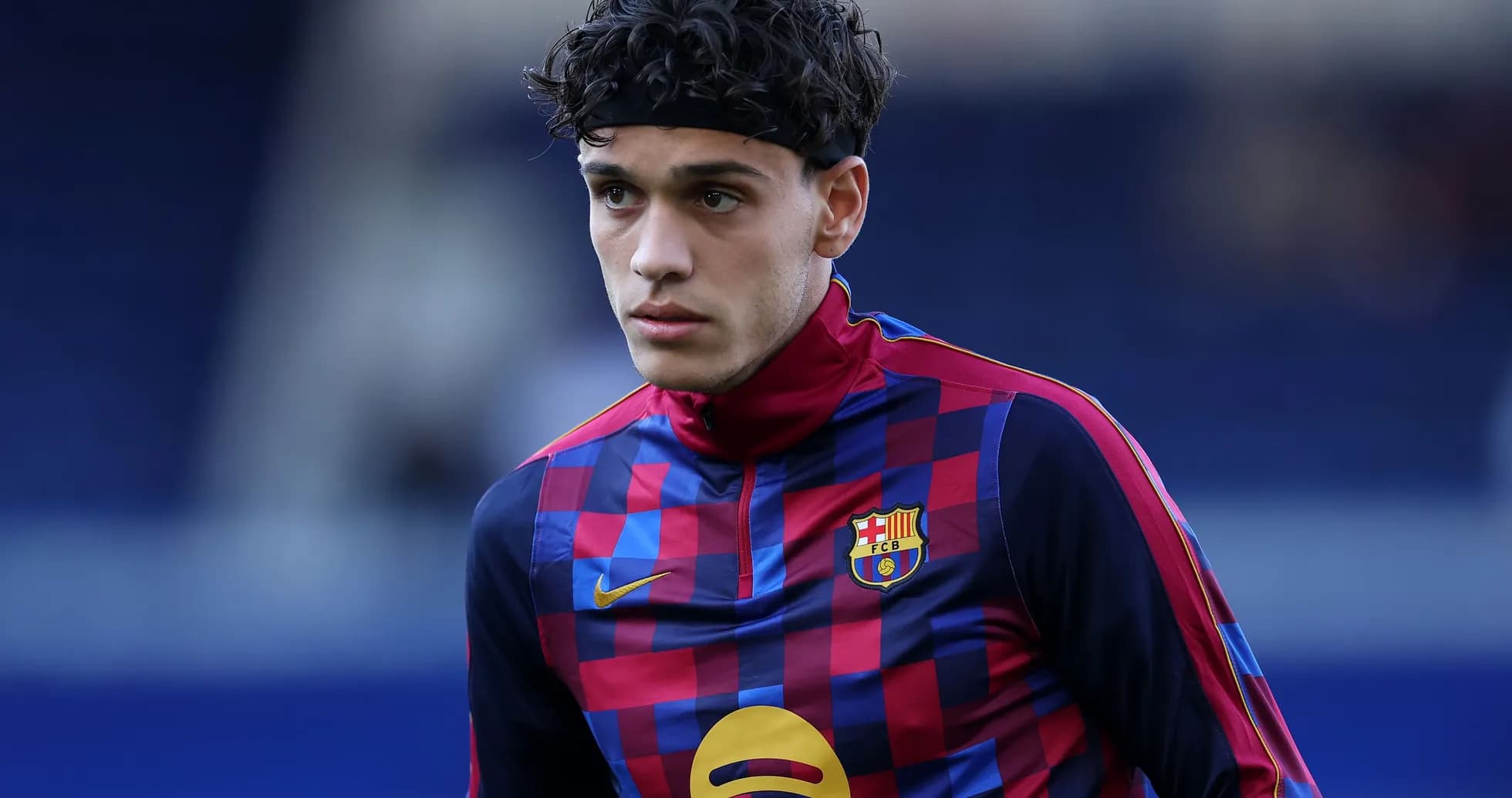Joueur en survêtement du FC Barcelone sur le terrain Joueur en survêtement du FC Barcelone sur le terrain