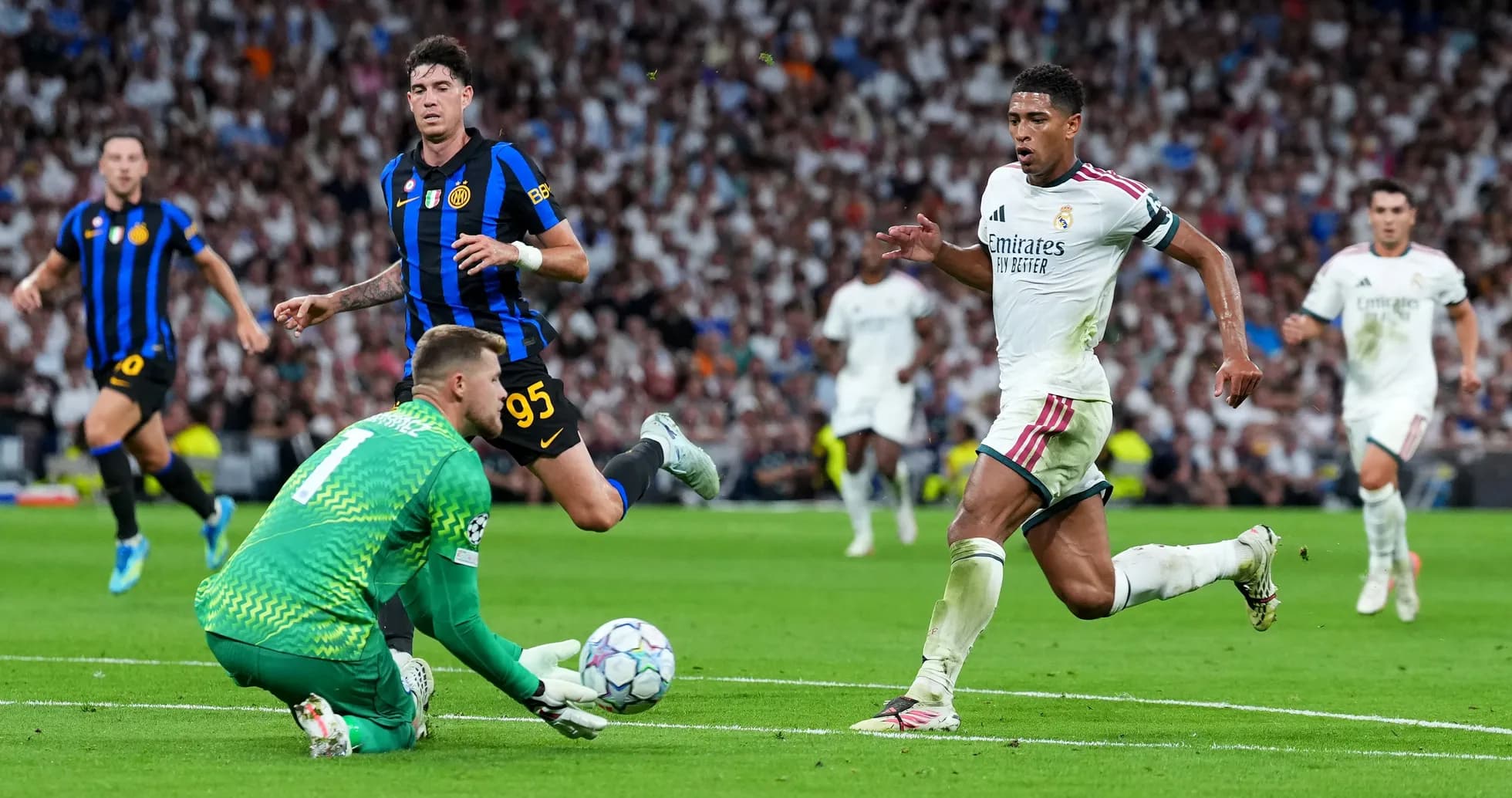 Joueur de Real Madrid courant vers le but adverse Joueur de Real Madrid courant vers le but adverse