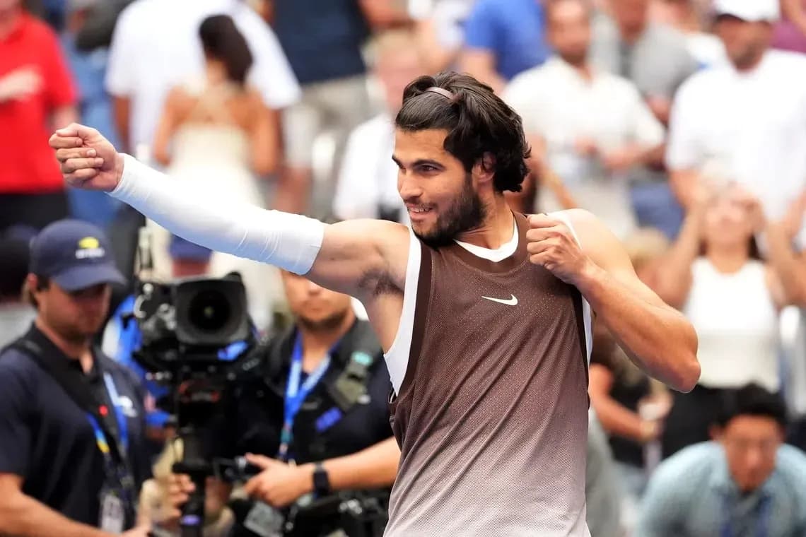 Joueur de tennis célébrant après un match Joueur de tennis célébrant après un match