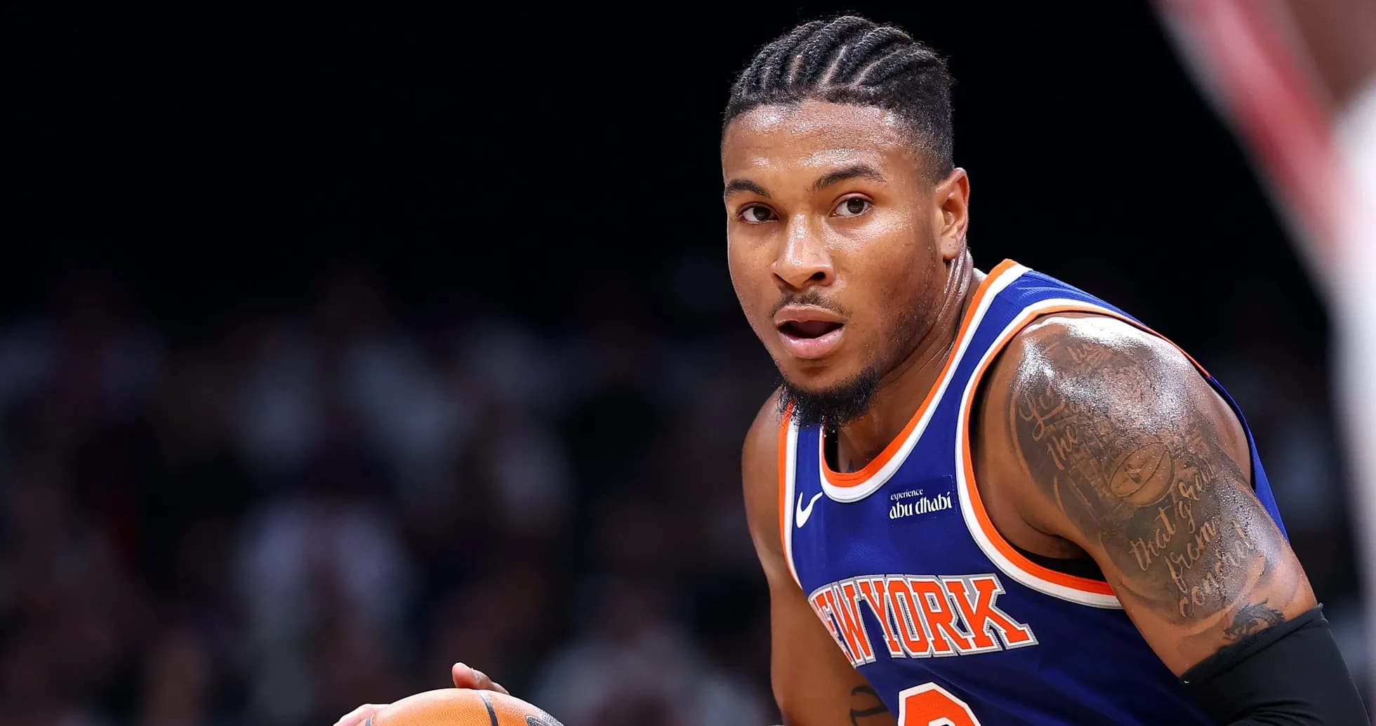 Joueur de basket dribblant avec un ballon Joueur de basket dribblant avec un ballon