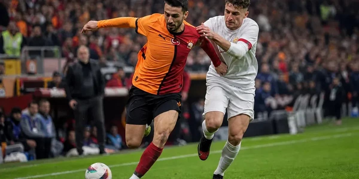 Joueur de Galatasaray dribblant sous pression d'un adversaire Joueur de Galatasaray dribblant sous pression d'un adversaire