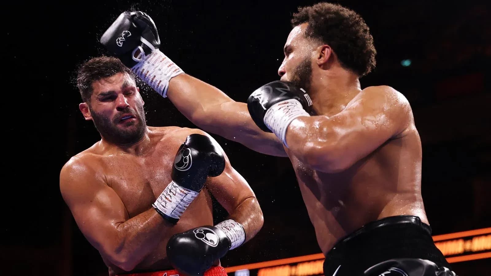 Boxeurs échangent des coups sur le ring Boxeurs échangent des coups sur le ring