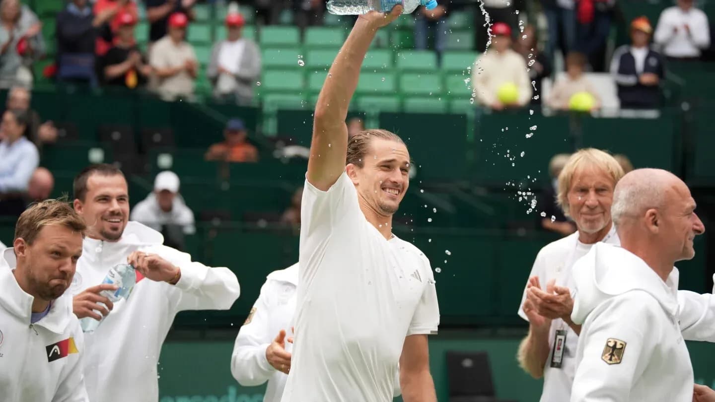 Joueur célébrant avec une bouteille d'eau sur le court Joueur célébrant avec une bouteille d'eau sur le court