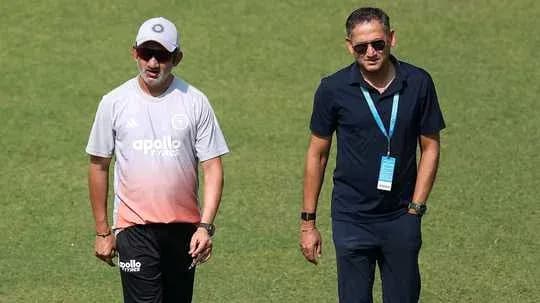 Deux hommes marchant sur le terrain de cricket Deux hommes marchant sur le terrain de cricket