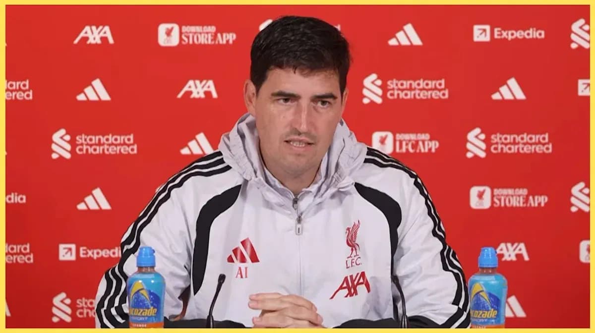 Entraîneur lors d'une conférence de presse à Liverpool Entraîneur lors d'une conférence de presse à Liverpool