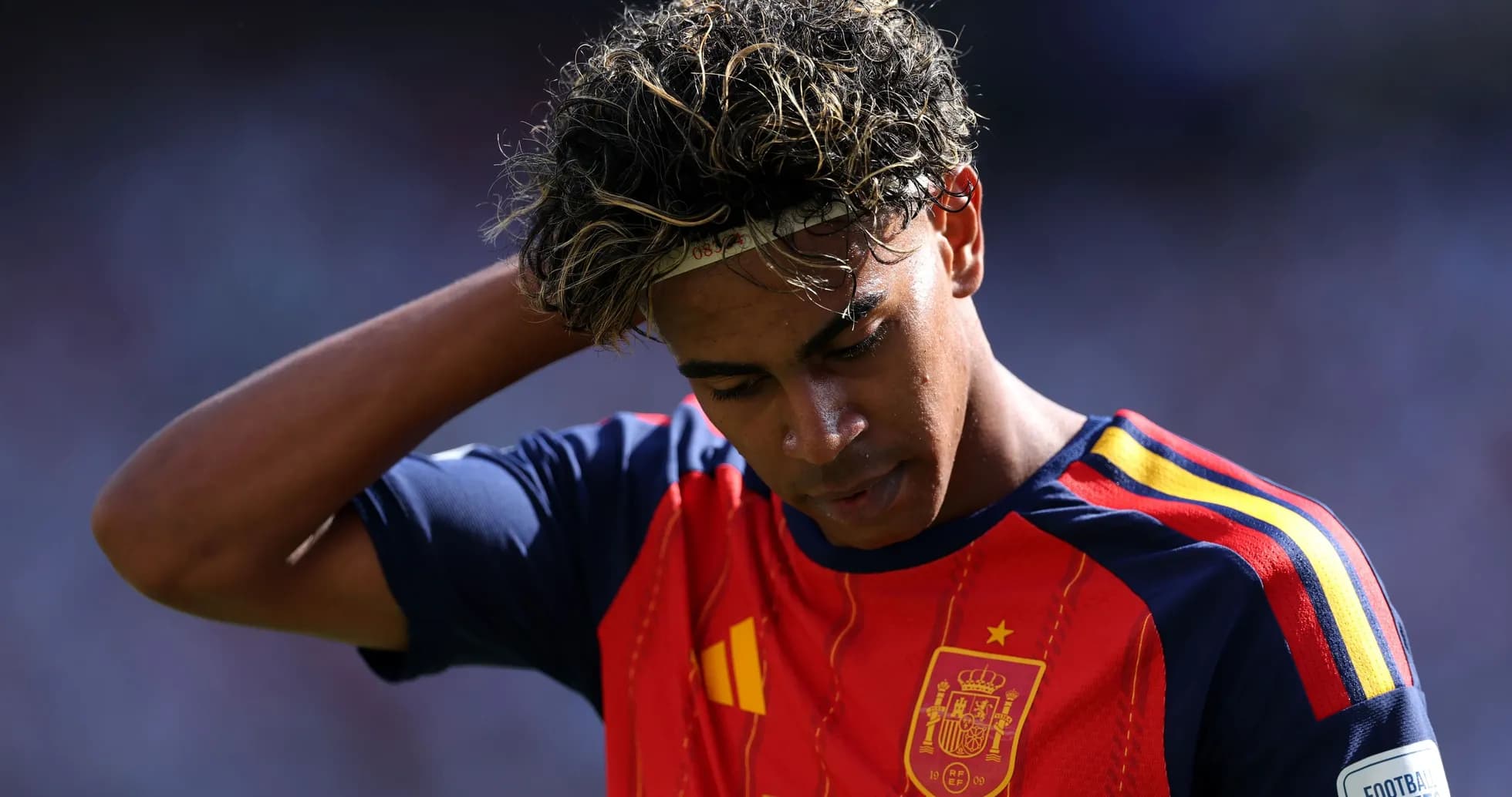Joueur espagnol avec maillot rouge, regard pensif Joueur espagnol avec maillot rouge, regard pensif
