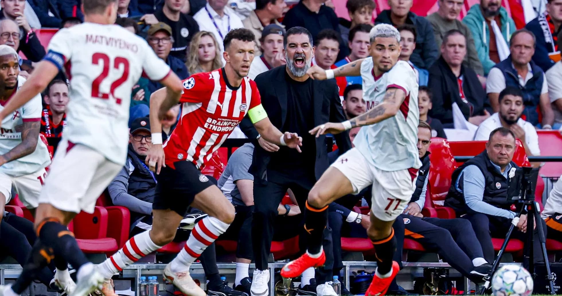 Joueurs en action lors d'un match de football Joueurs en action lors d'un match de football
